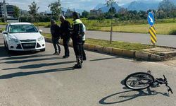 Antalya'da yürekleri ağza getiren kaza! Bisikletli çocuğa otomobil çarptı