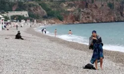 Antalya'da yağmura rağmen deniz keyfi