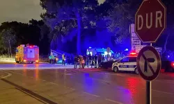 Antalya'da iki otomobil kaza sonrası otobüs durağına daldı! Biri sağlık memuru iki kişi öldü