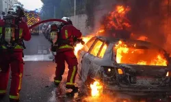 Fransa'da kaosun dozu arttı: Mağazaları yağmaladılar, bankayı ateşe verdiler! İşte son durum...