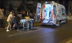 Antalya'da kaldırıma çarpan moto kurye yaralandı