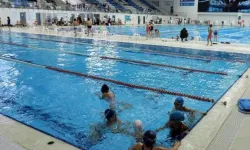 Kepez Belediyesi'nin Adnan Menderes Yüzme Havuzu'na yoğun ilgi