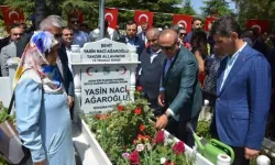 15 Temmuz şehidi Yasin Naci Ağaroğlu, Mevlüt Çavuşoğlu'nun katılımıyla mezarı başında anıldı