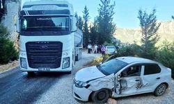 Antalya'da otomobille tır çarpıştı! Yaralılar var