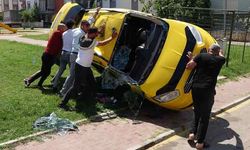 Antalya'da kaza yapan taksi yan yattı! Yaralılar var