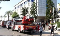 Konyaaltı'nda otelde yangın: Çok sayıda çalışan ve tatilci dumandan etkilendi