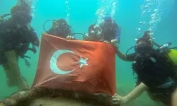 Otizm ve Sualtı Dernekleri, 30 Ağustos Zafer Bayramı'nı su altında kutladı