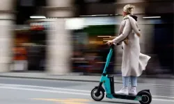 Dünyada bir ilk: Paris’te elektrikli scooter’lar yasaklandı