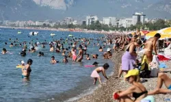 Antalya'da nem oranı yüzde 44'e ulaştı: Vatandaşlar sahillere akın etti