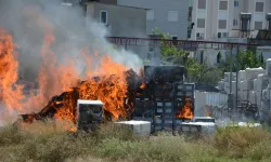 Antalya'da inşaat malzemesi deposunda yangın söndürüldü