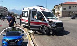 Antalya'da ciple çarpışan ambulans şoförü yaralandı