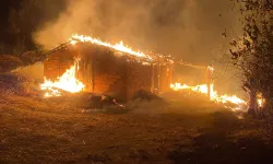 Manavgat'ta samanlık ve eski cami lojmanı yandı