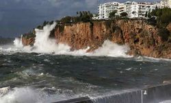 Antalya'da fırtına etkisini sürdürüyor! Can kaybı yok da mal kaybı çok