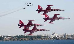 Antalya'da Türk Yıldızları'ndan 'Ata'ya Saygı' uçuşu