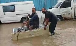 Antalya aşırı yağışların etkisi altında kaldı! Vatandaşlar eski buzdolabını tekne yaptı