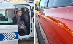 Antalya'da 16 gün önce aldığı otomobili komşusu taşla boydan boya çizdi