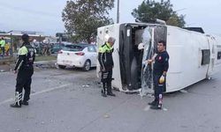 Antalya'da servis minibüsü devrildi! Facidan kıl payı kurtuluş!