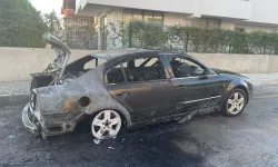 Antalya'da park halindeki otomobil yandı