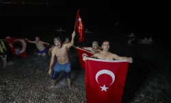 Antalya’da gelenek bozulmadı! Yeni yılı denizde karşıladılar