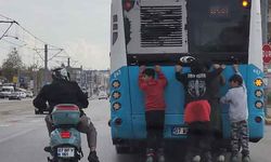 Antalya'da yine aynı görüntü! Otobüse tutunan patenli çocuklara 'tekmeli' uyarı