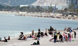 Antalya yağışlı başladığı haftayı deniz keyfi ile kapattı