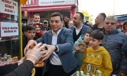 Antalya Büyükşehir Belediye Başkan adayı Hakan Tütüncü'den çocuklara simit ikramı