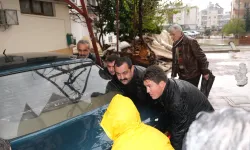 Cumhur ittifakı Kepez Belediye Başkan adayı Rıza Sümer selden etkilenen vatandaşları ziyaret etti