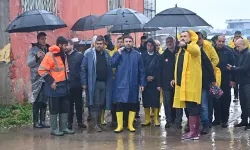Antalya Büyükşehir Belediye Başkan adayı Hakan Tütüncü, su baskınlarından etkilenen bölgelerde incelemelerde bulundu