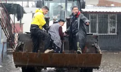 Antalya'da şiddetli yağışta evleri su bastı! 85 yaşındaki kadını kepçe kurtardı
