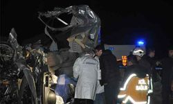 D-400 kara yolunda korkunç kaza! Hafif ticari araç tıra çarptı! 1 ölü, 1 yaralı