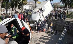 Antalya kazaya karışan kamyonet kanala düştü! Sıkışan sürücüyü itfaiye kurtardı