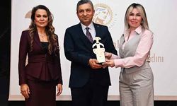 Jale İnan 2023 Yılın Kadını Ödülü Rektör Özlenen Özkan'a verildi