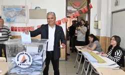 CHP adayı Muratpaşa Belediye Başkanı Uysal da oyunu kullandı