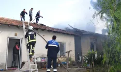 Serik'te eski okul binası ve lojmanı yandı