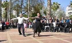 Muratpaşa'da yaşlı korosundan müzik şöleni