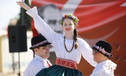 Antalya'da çocuklar bayramını coşkuyla kutluyor
