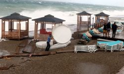 Antalya'da etkili fırtına! Konyaaltı sahilini birbirine kattı