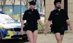 Almanya'da polislerden ilginç tepki! Pantolonları çıkararak tepki gösterdi