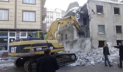 Muş’ta metruk binaların yıkımına başlandı