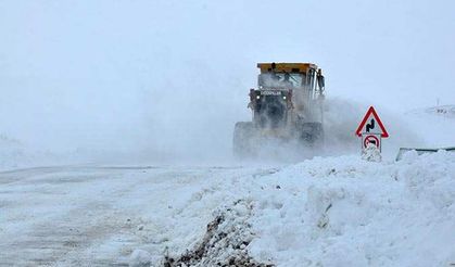 Kars'ta kar yağışı onlarca köy yolunu ulaşıma kapattı