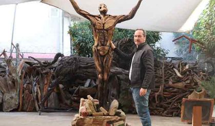 Filistin için sedir ağacından 'semaya bakan' insan heykeli yaptı