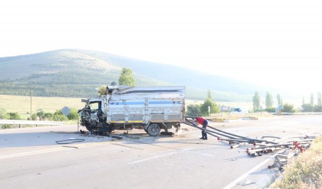 Afyonkarahisar’da yolcu otobüsüyle kamyonet çarpıştı: 17 yaralı