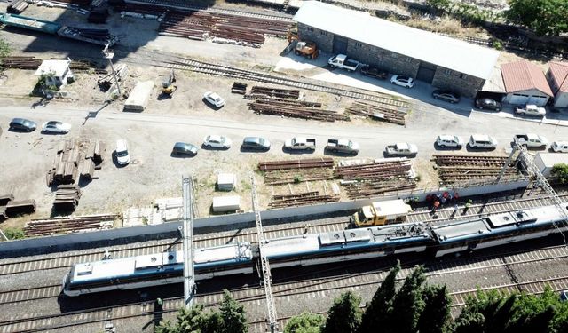 İzmir'de yolcu treni vagonunun tekeri raydan çıktı; yolcular tahliye edildi/ Ek fotoğraflar