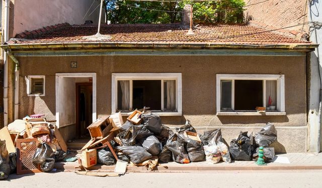 Kötü koktuğu ihbar edilen evden 4,7 ton çöp çıktı