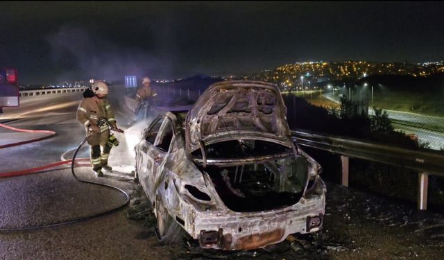 Sancaktepe'de ters yöne giren otomobil taksi ile çarpışınca araçlar alev alev yandı: 2 yaralı