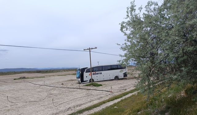 Yolcu otobüsü şarampole devrildi: 4 yaralı