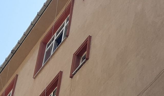 4’üncü kattaki evlerinin penceresinden düşen Yağız Alp, yaşamını yitirdi