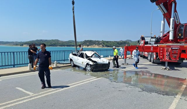 Adana'da otomobil göle düştü; sürücü, eşi ve 2 çocuğu öldü
