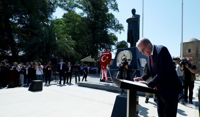 Cumhurbaşkanı Erdoğan, Lefkoşa Atatürk Anıtı’na çelenk koydu