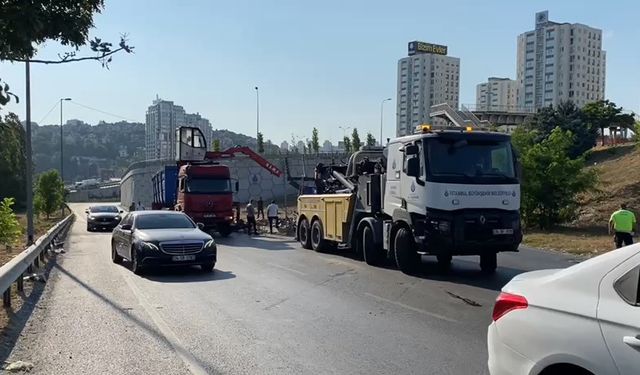 İstanbul- Avcılar'da şoförün direksiyon hakimiyetini kaybettiği kamyon devrildi